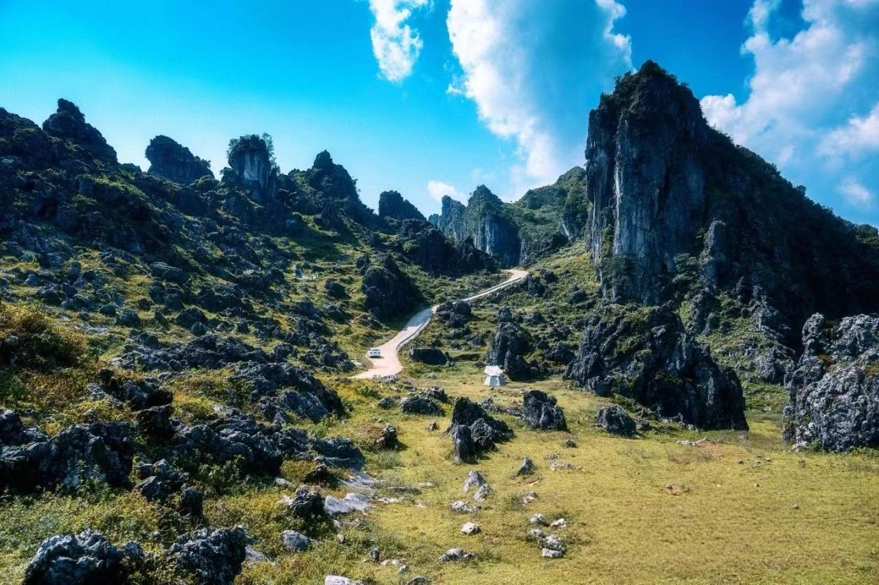 重庆出发贵州黔西南4日自驾游：【夜郎天路】高荡千年古寨-滴水滩瀑布-龙脊天路-乌蒙大草原-水城古镇4日游