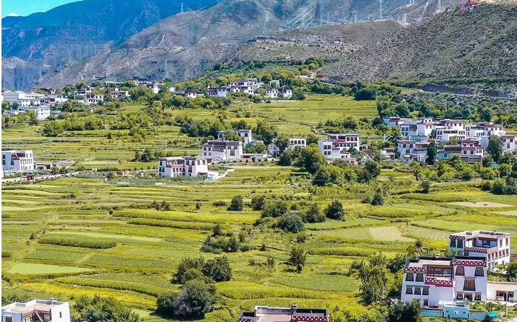 成都出发川西甘孜6日私家小团游：【香巴拉白藏房】鱼子西-稻城亚丁-乡城-新都桥-墨石公园-斯丁措