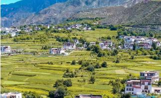 成都出发川西甘孜6日私家小团游：【香巴拉白藏房】鱼子西-稻城亚丁-乡城-新都桥-墨石公园-斯丁措-推荐