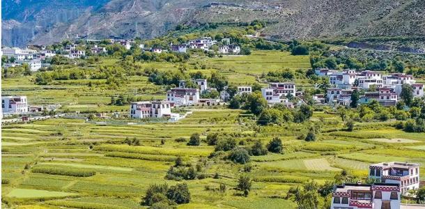 成都出发川西甘孜6日私家小团游：【香巴拉白藏房】鱼子西-稻城亚丁-乡城-新都桥-墨石公园-斯丁措-大自驾网