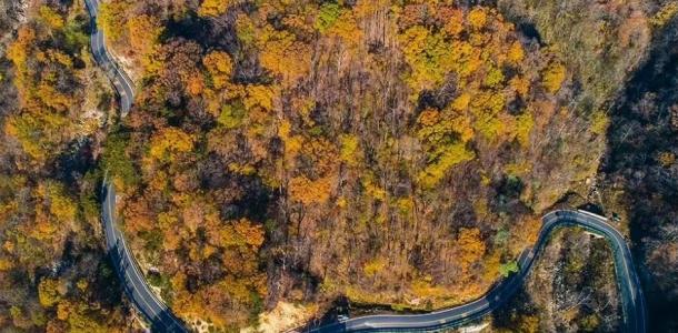 无锡出发安徽大别山4日自驾游：【罗田秋色】甜柿第一村錾字石村-九资河水上红叶-马丁公路4日游自驾游