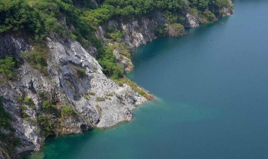 珠三角出发佛山三水2日自驾游：超火蓝眼泪矿山湖-胥江祖庙-《热辣滚烫》同款北江大堤-农家宴2日游