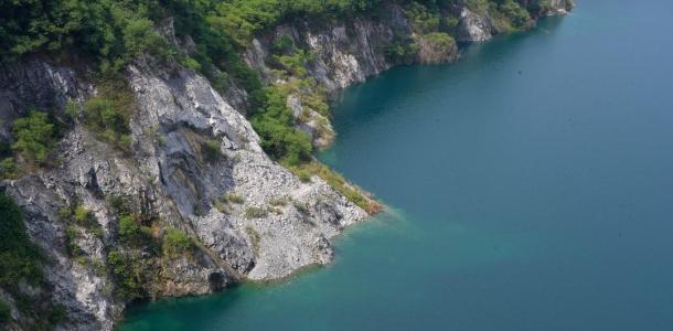 珠三角出发佛山三水2日自驾游：超火蓝眼泪矿山湖-胥江祖庙-《热辣滚烫》同款北江大堤-农家宴2日游