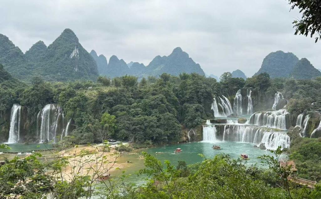 南宁集结广西7日自驾游：南宁-巴马长寿村-靖西鹅泉-崇左德天瀑布-凭祥友谊关-北海银滩7日游