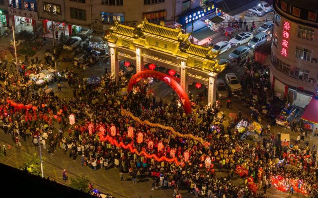 厦门出发闽西年味自驾4日游：龙岩连城芷溪花灯-冠豸山-上杭畲乡民俗体验-乡村水果采摘4日游