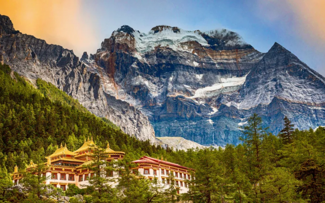 重庆出发川西6日自驾游：【香格里拉】稻城亚丁-香格里拉湖-木里大寺-邛海-天路十八弯-新都桥6日游