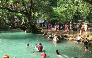 磨憨出发老挝7日自驾游：万荣-琅勃拉邦-光西瀑布-香通寺泼水节7日自驾游-游推荐