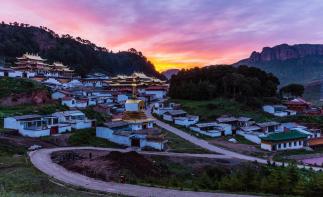 兰州集结探秘九色香巴拉8日落地自驾游：色达佛国-莲宝叶则-若尔盖-扎尕那8日探秘香巴拉之旅-推荐