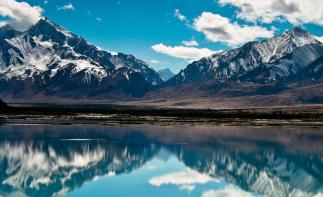 乌鲁木齐出发南疆14日落地自驾游:博斯腾湖-库车大峡谷-喀什老城-沙漠公路14日自驾游-推荐