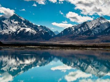 乌鲁木齐出发南疆14日落地自驾游:博斯腾湖-库车大峡谷-喀什老城-沙漠公路14日自驾游