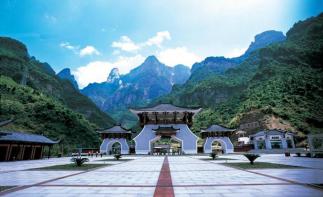 西安出发贵州湖南8日自驾游：西江千户苗寨-芙蓉镇-张家界-黄龙洞8日自驾游-推荐