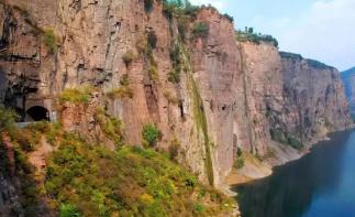 辉县集合南太行挂壁公路3日自驾游：崖上飞车穿越5大挂壁-跨越中原第一玻璃桥-推荐