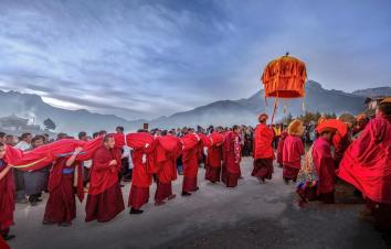 成都出发阿坝7日自驾游：九寨沟+莫郎节+莲宝叶则+瓦切塔林+晒佛节+跳神节7日藏域自驾游-游推荐