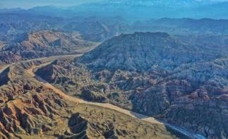 银川集合7日宁夏落地自驾游：巴尔斯圣山-外星谷-腾格里沙漠-槐西小镇-天鹅湖7日沙漠越野体验-推荐