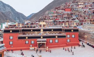 成都出发甘孜环线7日自驾：色达东嘎寺-措卡湖-玉隆拉措-德格印经院-松格玛尼石经城7日自驾游-推荐