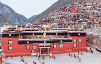 成都出发甘孜环线7日自驾：色达东嘎寺-措卡湖-玉隆拉措-德格印经院-松格玛尼石经城7日自驾游-游推荐