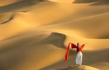 南疆九日落地自驾：博斯腾湖莲海世界-塔克拉玛干沙漠-喀什老城-白沙湖-帕米尔高原-卡拉库里湖9日落地-游推荐