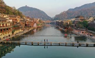 济南出发湖南湘西6日自驾游：湘西芙蓉镇-凤凰古城-墨戎苗寨-岳阳楼-武汉东湖梅园6日自驾游-推荐