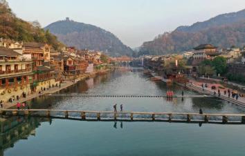 济南出发湖南湘西6日自驾游：湘西芙蓉镇-凤凰古城-墨戎苗寨-岳阳楼-武汉东湖梅园6日自驾游-游推荐