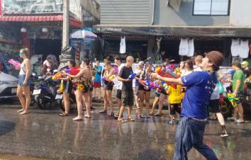 泼水节泰国清迈清莱8日自驾游：磨憨集合-老挝-泰国清迈清莱泼水节狂欢8日自驾游-游推荐