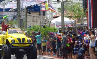 泼水节泰国老挝14日自驾游：泰国清迈清莱-素可泰-老挝万象-万荣-琅勃拉邦14日泼水节自驾游-推荐